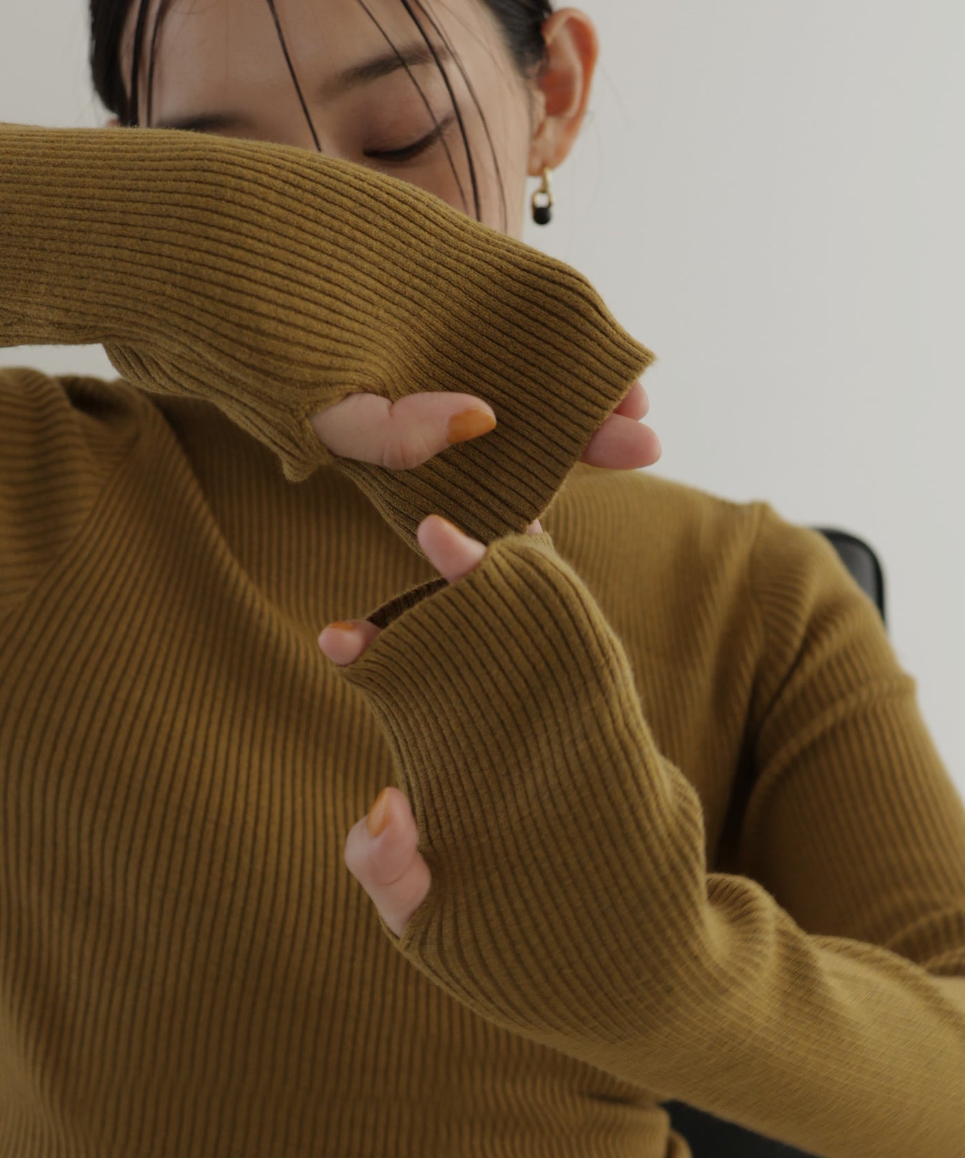 フィンガーホールタートルネックリブニット – hellam