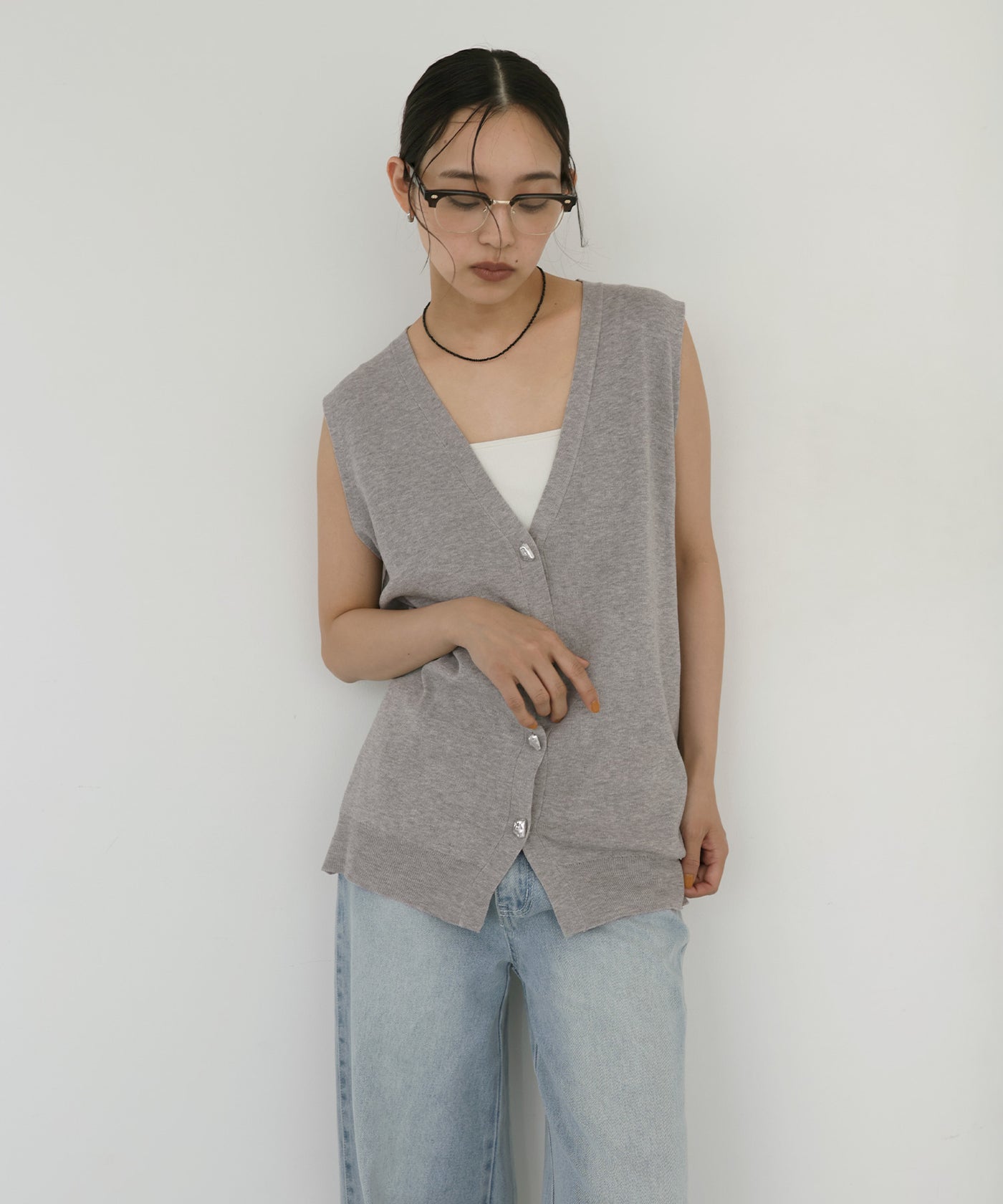 IENA - IENA ニュアンスVネックベスト グレー ニュアンスボタンVネックベスト – hellam