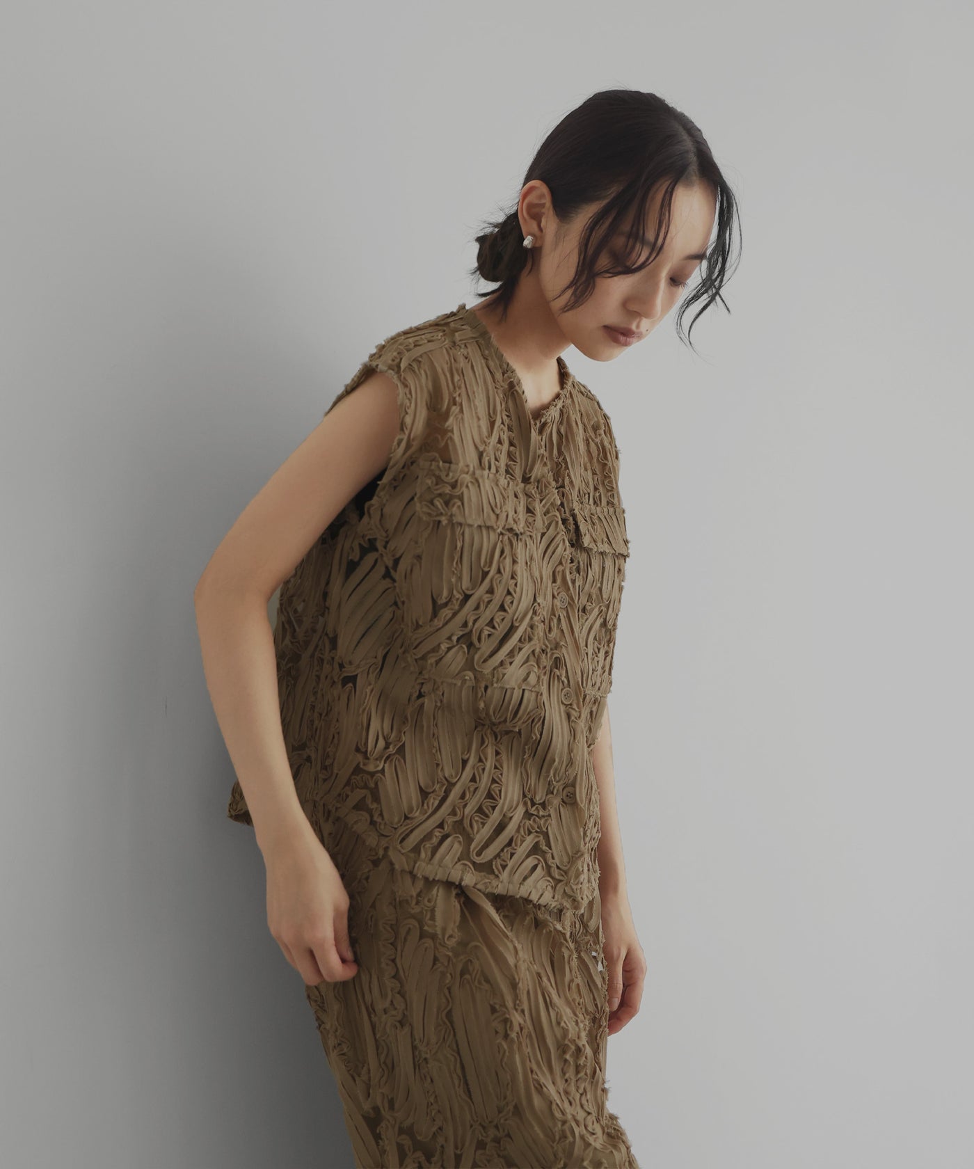 極美品 45R ナイロンのキルティングロングベスト ベルト ロゴ刺繍 ベージュ 240802_KAPOKKNOT5039.jpg?crop=