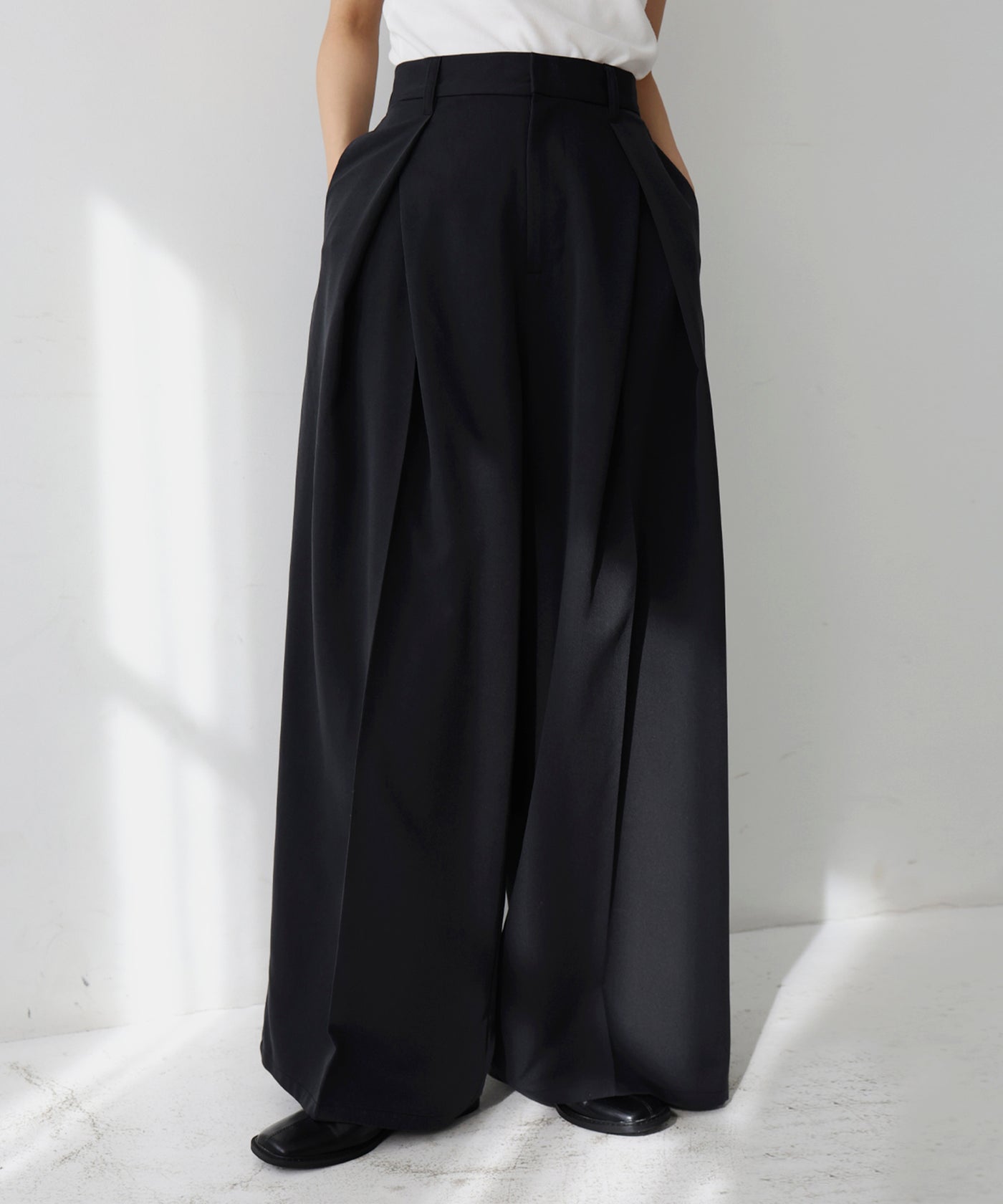 FRKM SCD センタータックワイドパンツ ブラック FRKM SCD センタータックワイドパンツ ブラックL