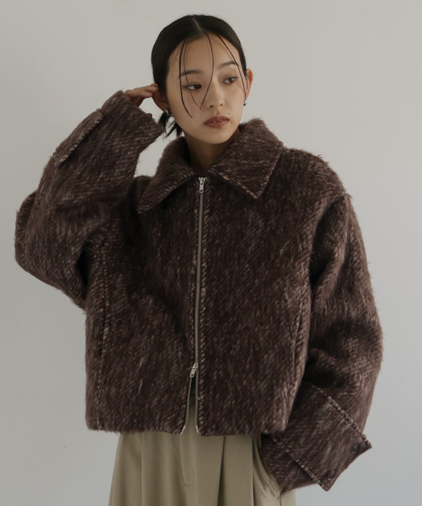 シャギー ショート サテン カラー ブルゾン EMMA CLOTHES（エマクローズ）の「シャギークロスショートステン