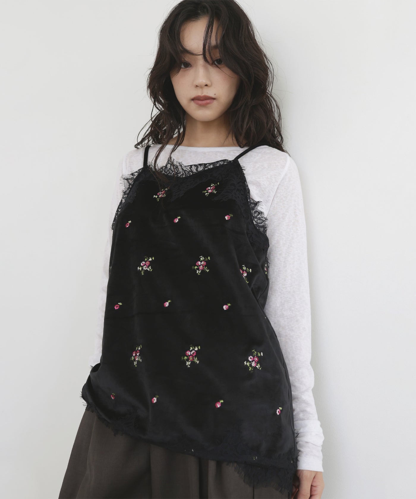 omekashi 花柄 サテン キャミソール 黒 フラワー刺繍ベロアレースキャミソール – hellam