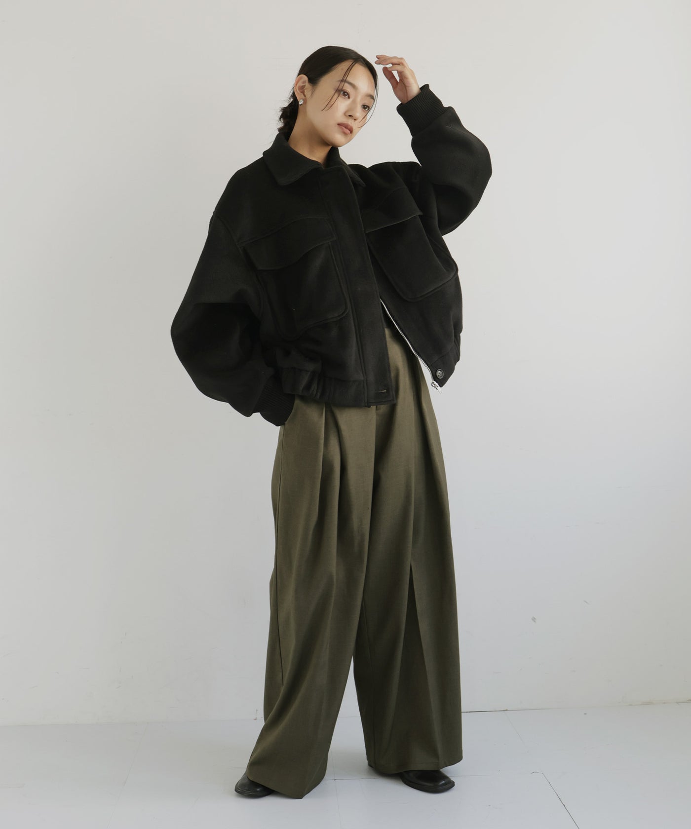 10月中旬お届け】モッサ切り替えリブショートブルゾン – hellam