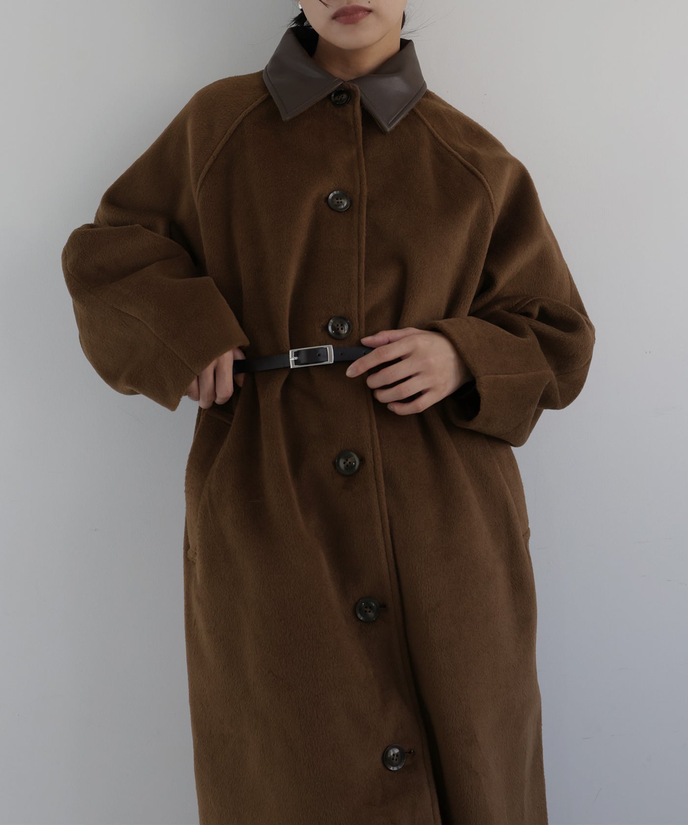 10月中旬お届け】モッサ ベルト付きロングコート – hellam