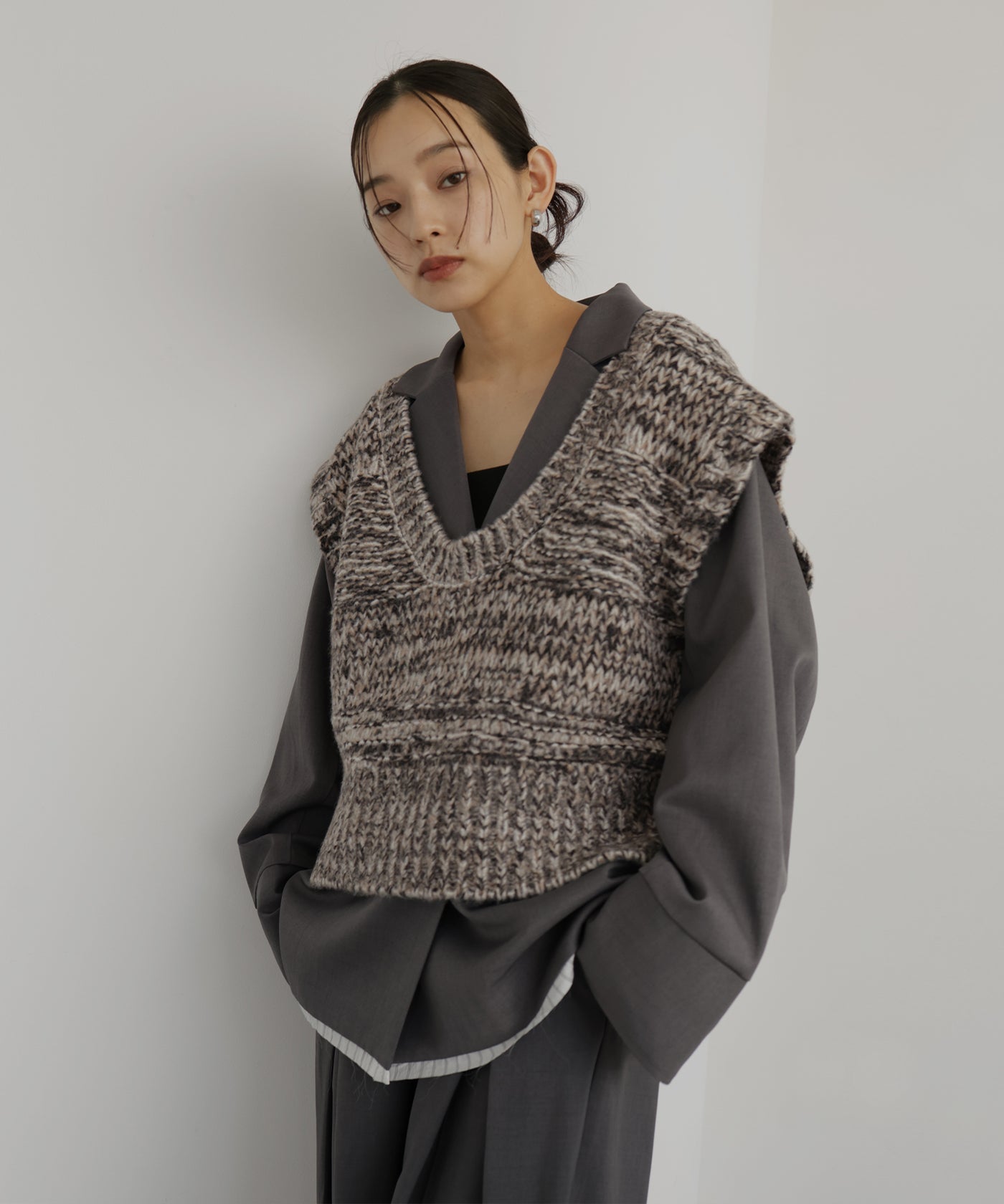 【10月24日迄】heve ハイネックニットベスト　チャコール ロールハイネックニットベスト | レディースファッション通販