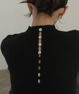 モックネックシェルボタンリブニット