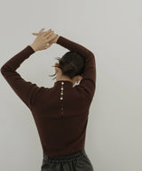 モックネックシェルボタンリブニット