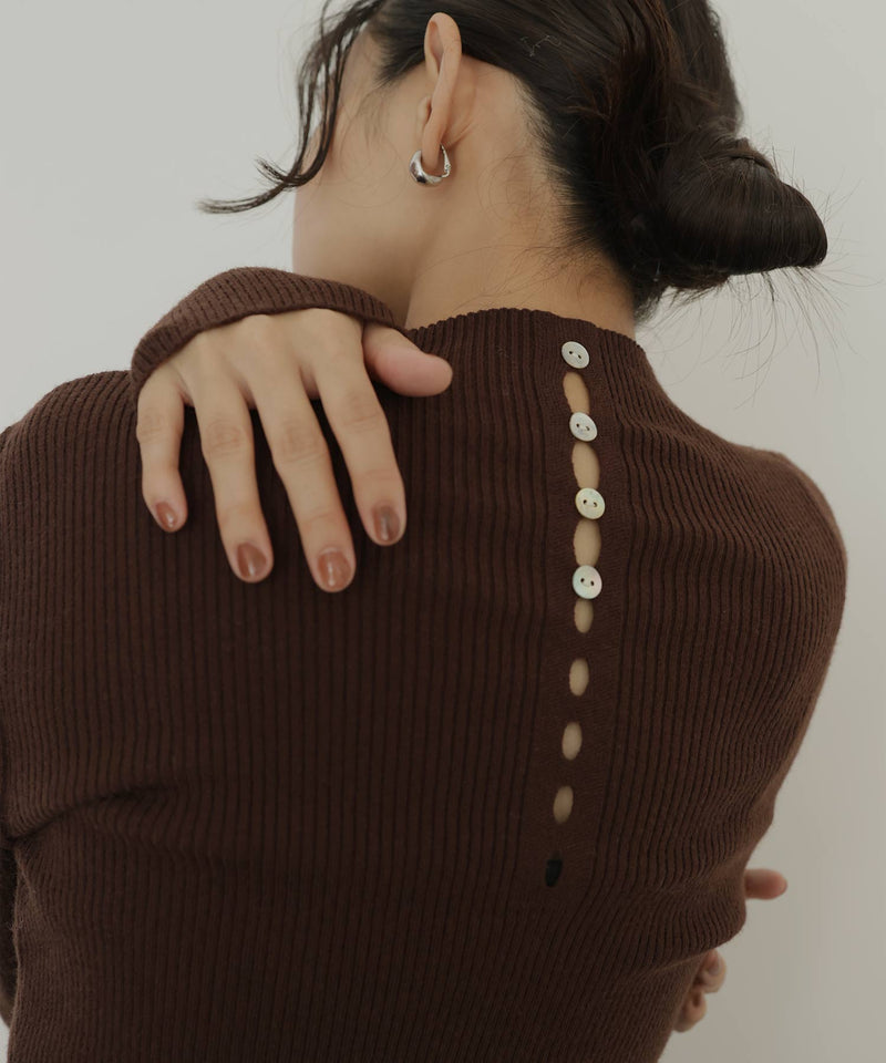 モックネックシェルボタンリブニット