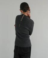 モックネックシェルボタンリブニット