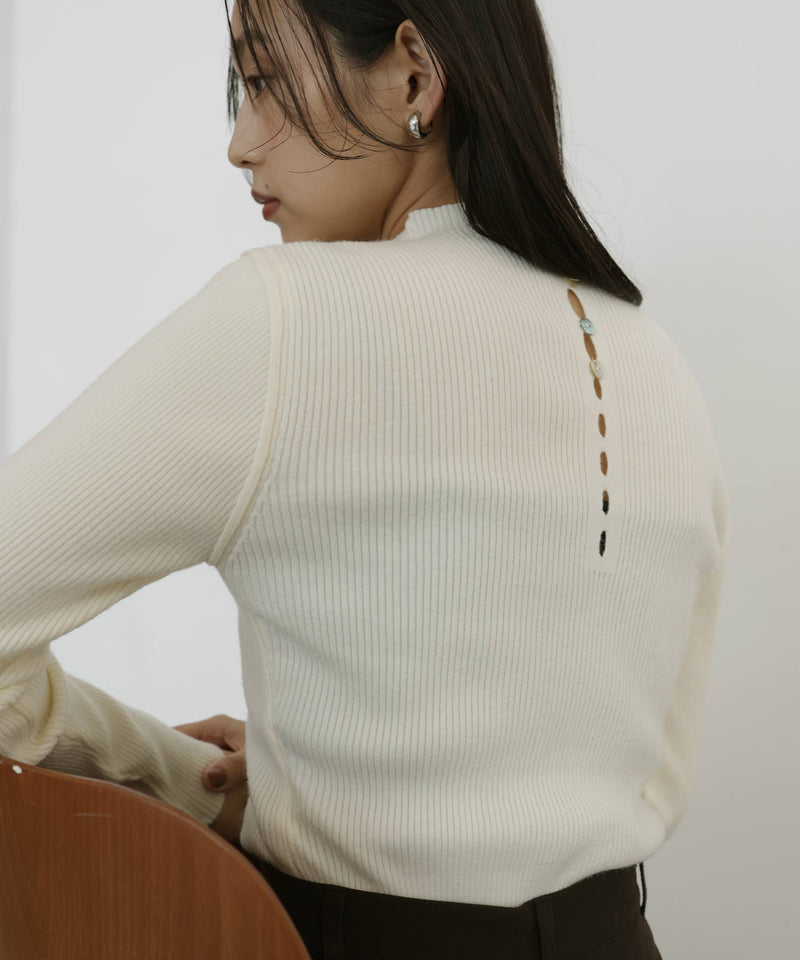 モックネックシェルボタンリブニット