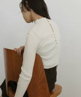 モックネックシェルボタンリブニット