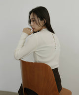 モックネックシェルボタンリブニット