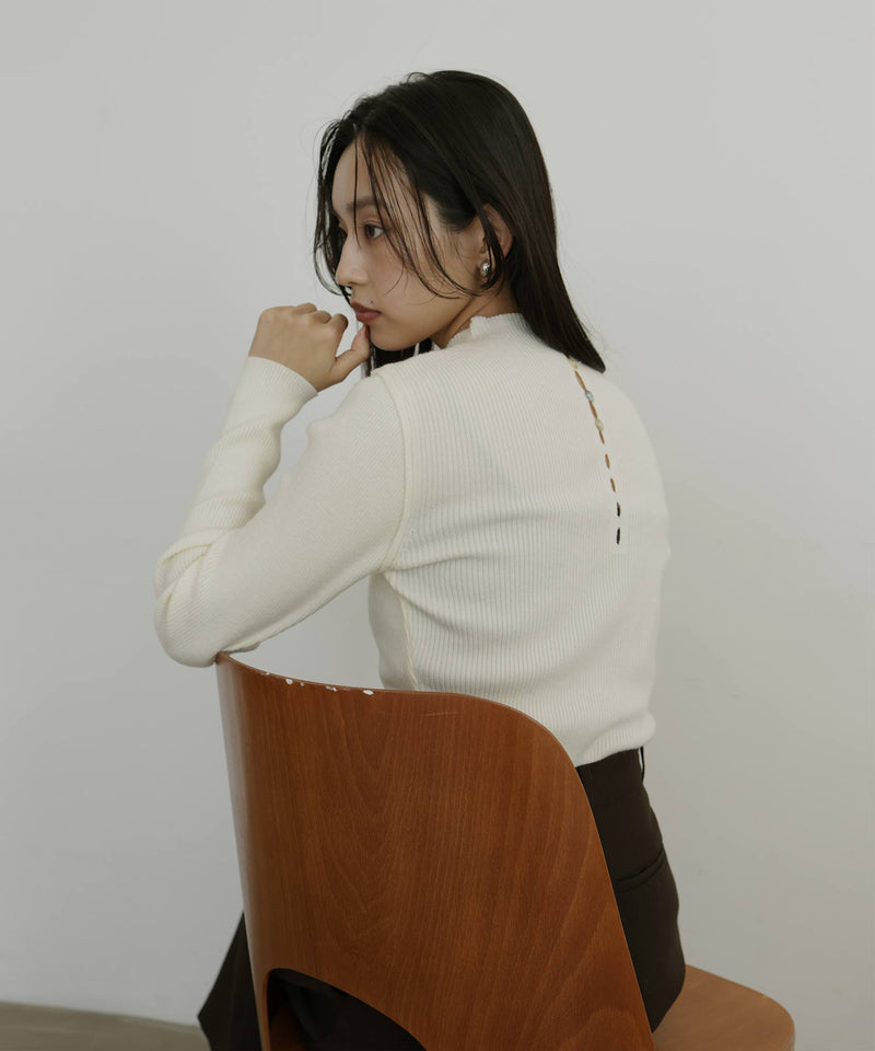 モックネックシェルボタンリブニット