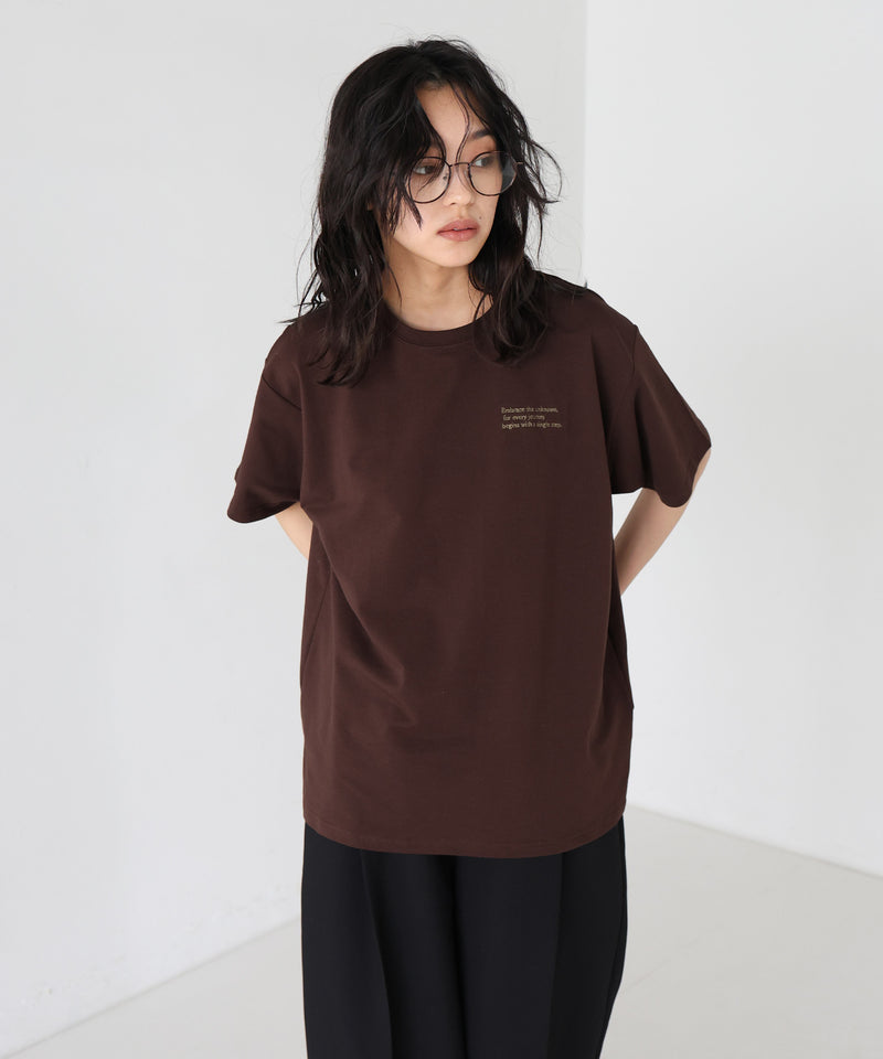 配色刺繍ロゴTシャツ
