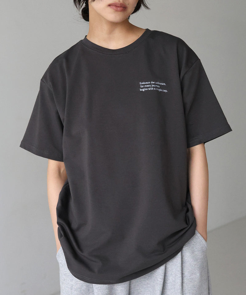 配色刺繍ロゴTシャツ