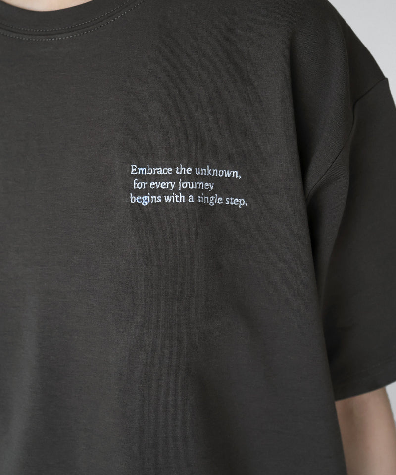配色刺繍ロゴTシャツ
