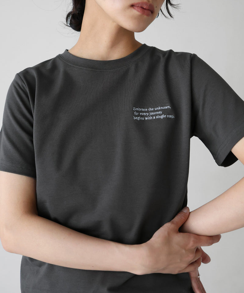 配色刺繍ロゴTシャツ