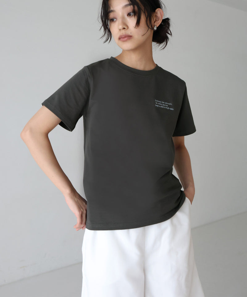 配色刺繍ロゴTシャツ