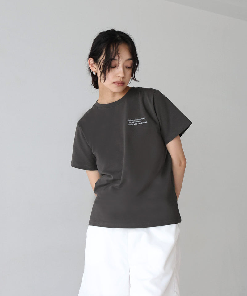 配色刺繍ロゴTシャツ