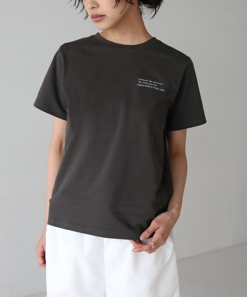 配色刺繍ロゴTシャツ