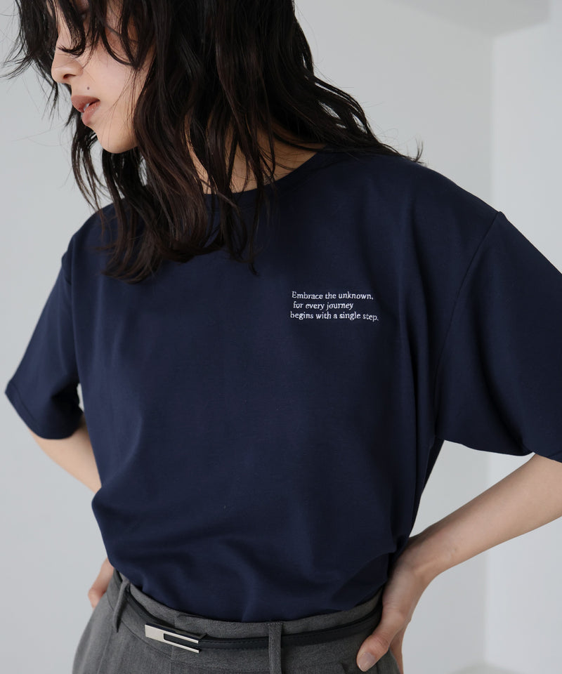 配色刺繍ロゴTシャツ