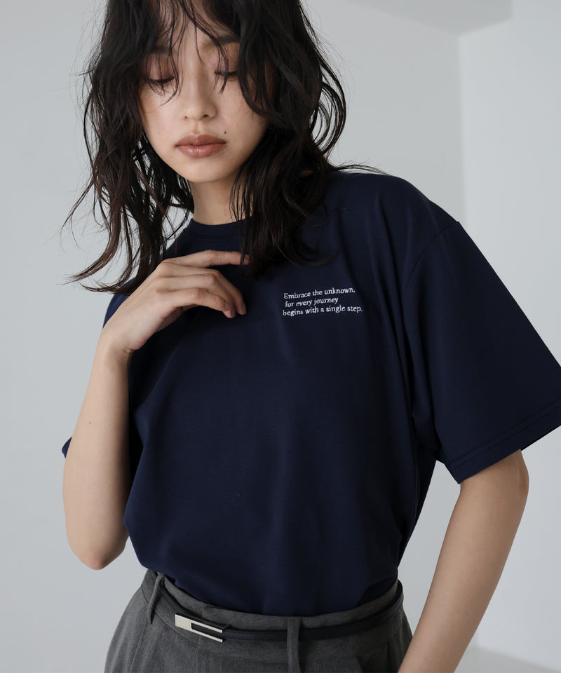 配色刺繍ロゴTシャツ