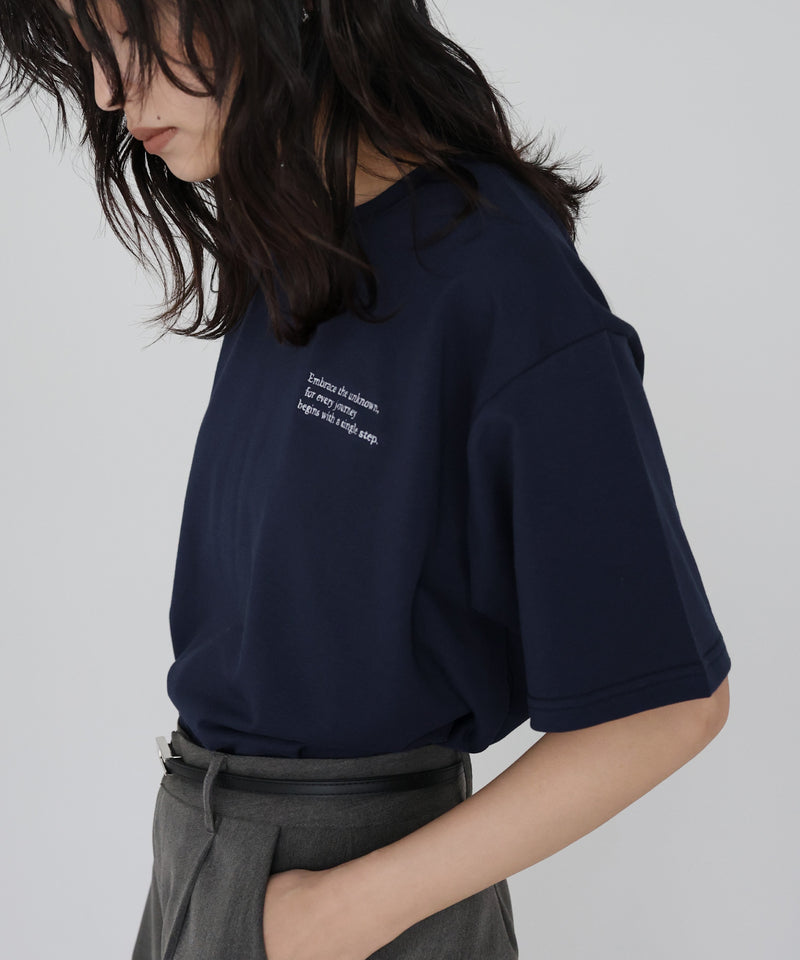 配色刺繍ロゴTシャツ