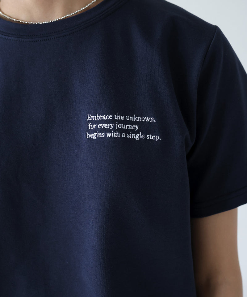 配色刺繍ロゴTシャツ