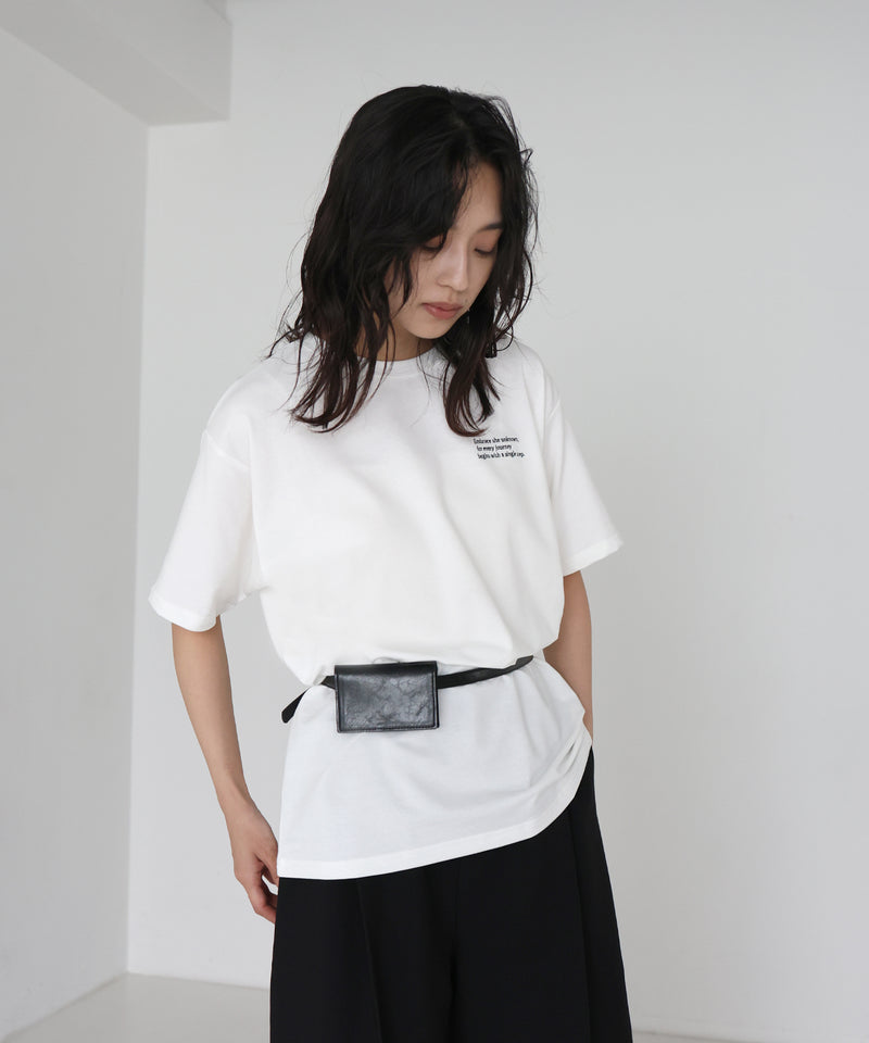 配色刺繍ロゴTシャツ