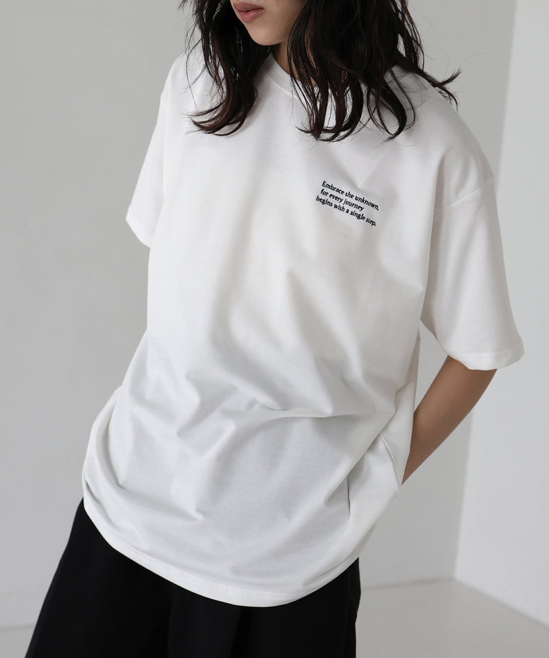 配色刺繍ロゴTシャツ