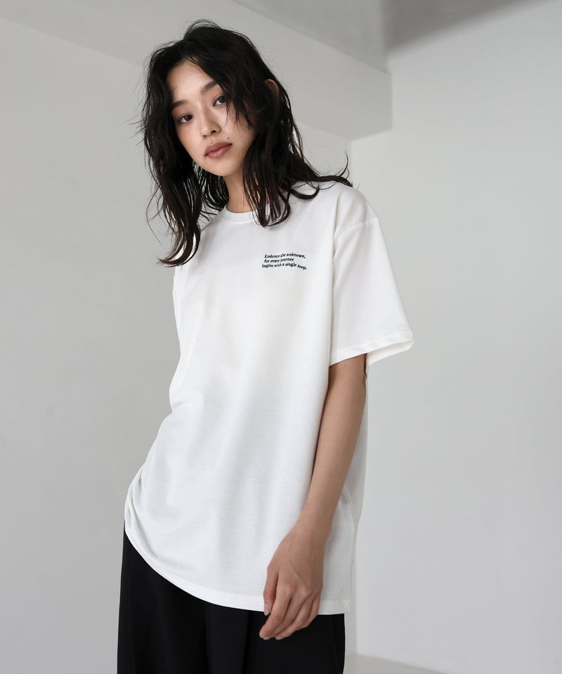 配色刺繍ロゴTシャツ