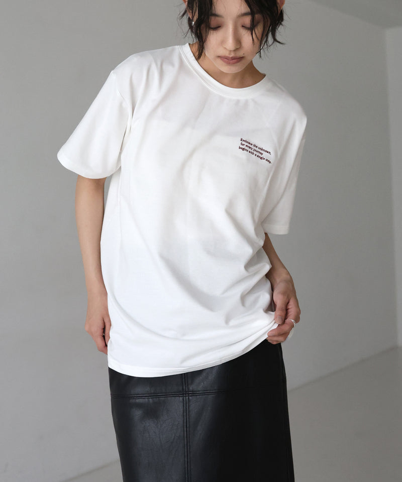 配色刺繍ロゴTシャツ
