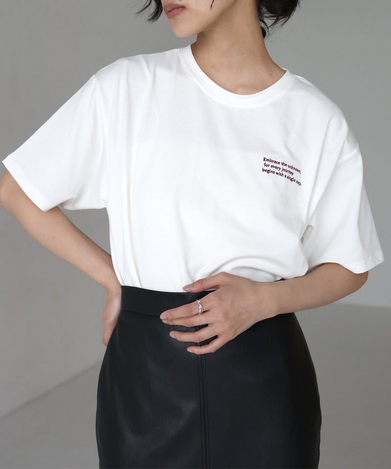 配色刺繍ロゴTシャツ