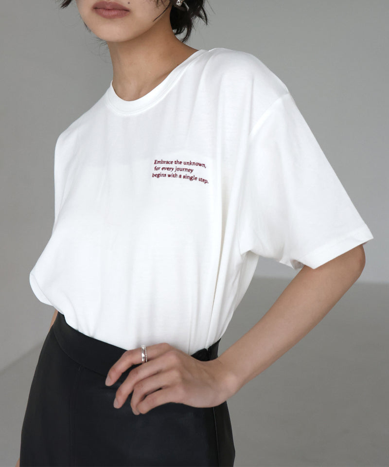 配色刺繍ロゴTシャツ