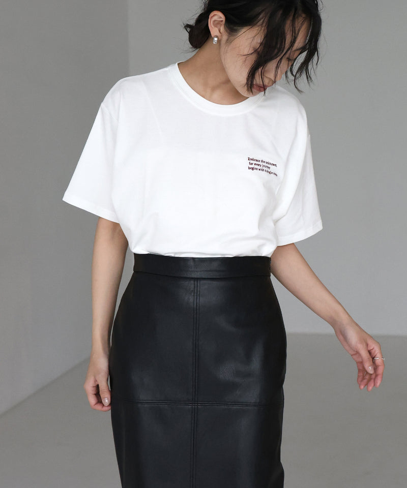 配色刺繍ロゴTシャツ