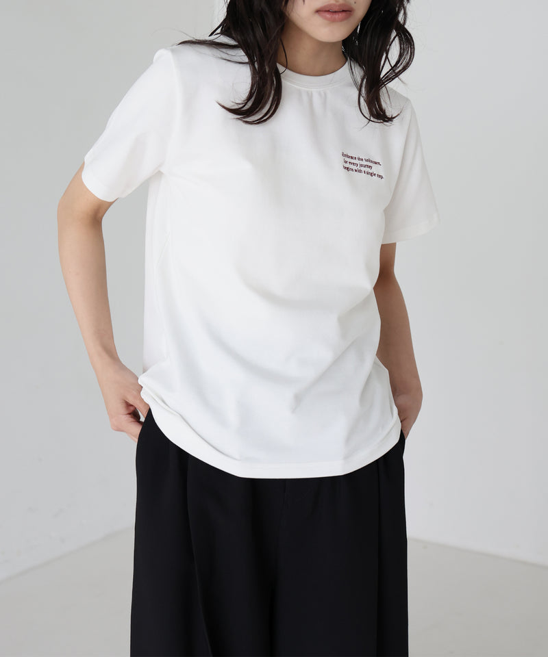 配色刺繍ロゴTシャツ