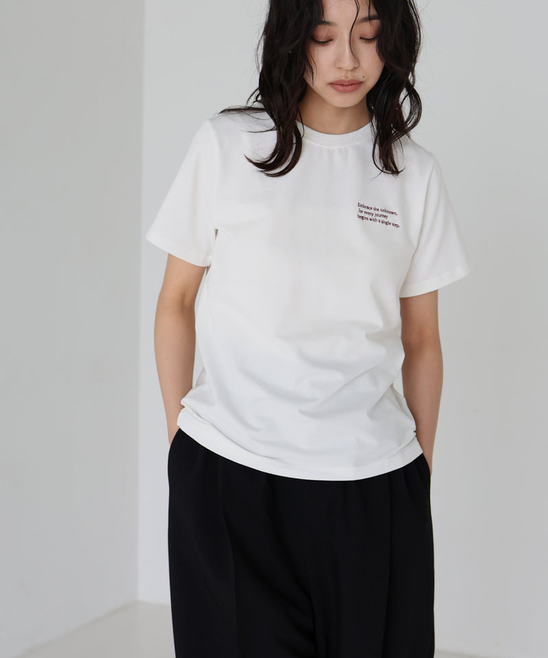配色刺繍ロゴTシャツ