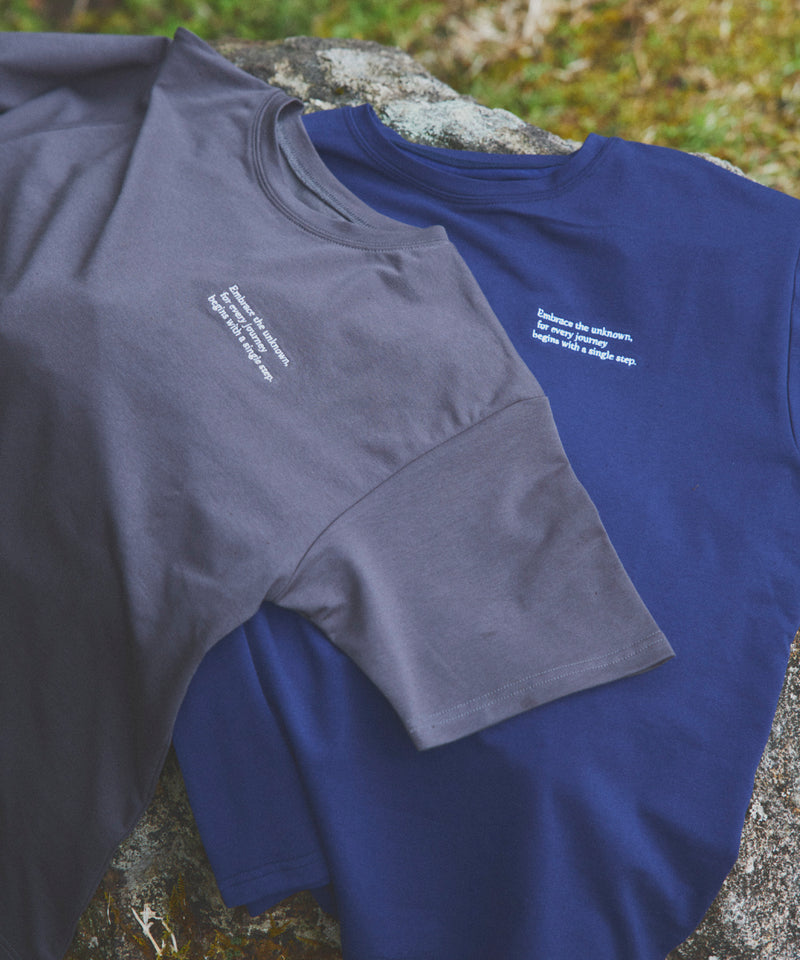 配色刺繍ロゴTシャツ