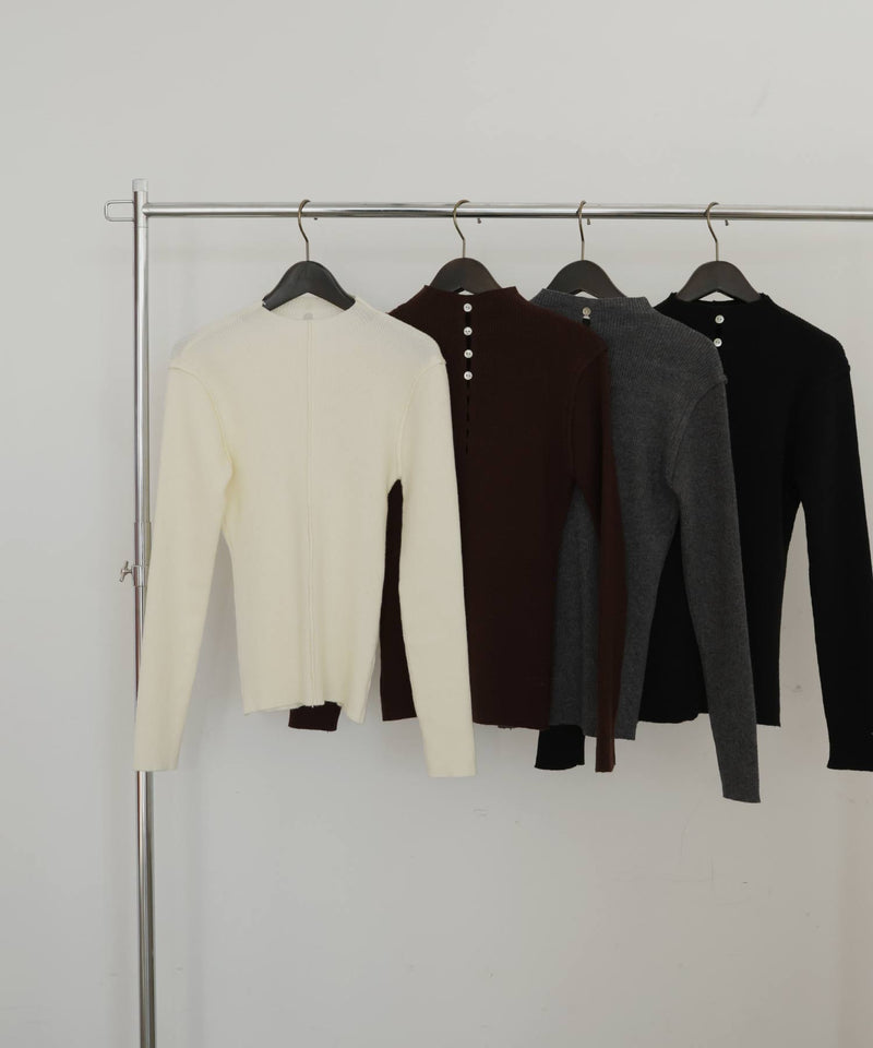 モックネックシェルボタンリブニット