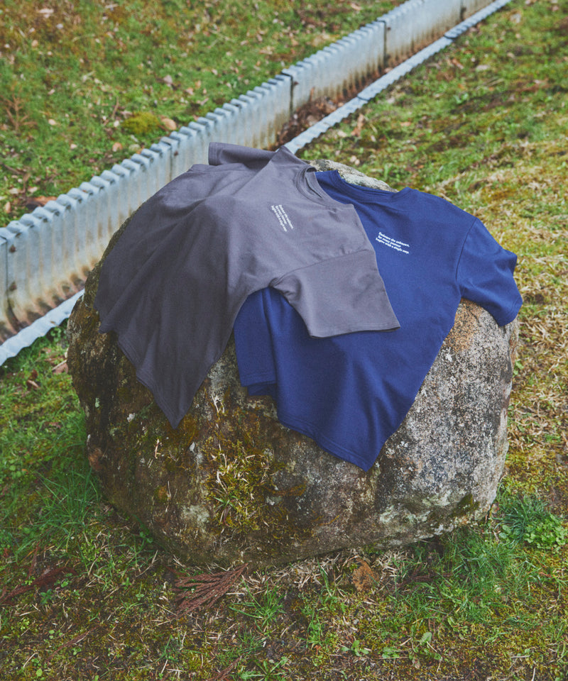 配色刺繍ロゴTシャツ